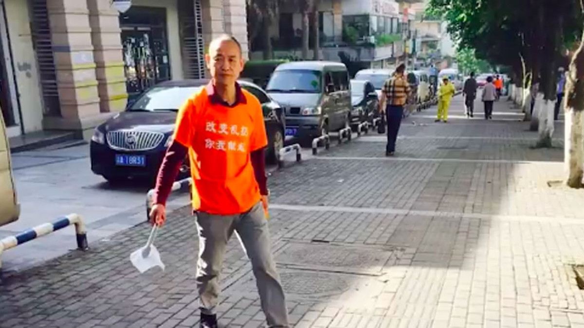 Китайський мільйонер щодня збирає сміття на вулиці - фото 1