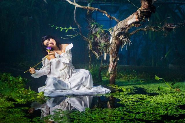 Біла сукня підкреслює вагітність Джамали - фото 219912