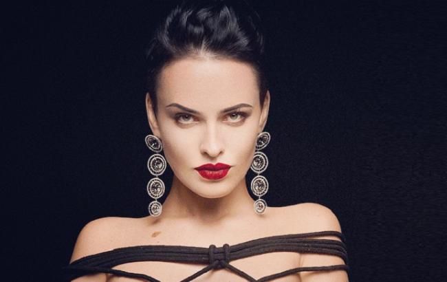 Даша Астаф'єва розбурхала фанатів глибоким декольте - фото 1