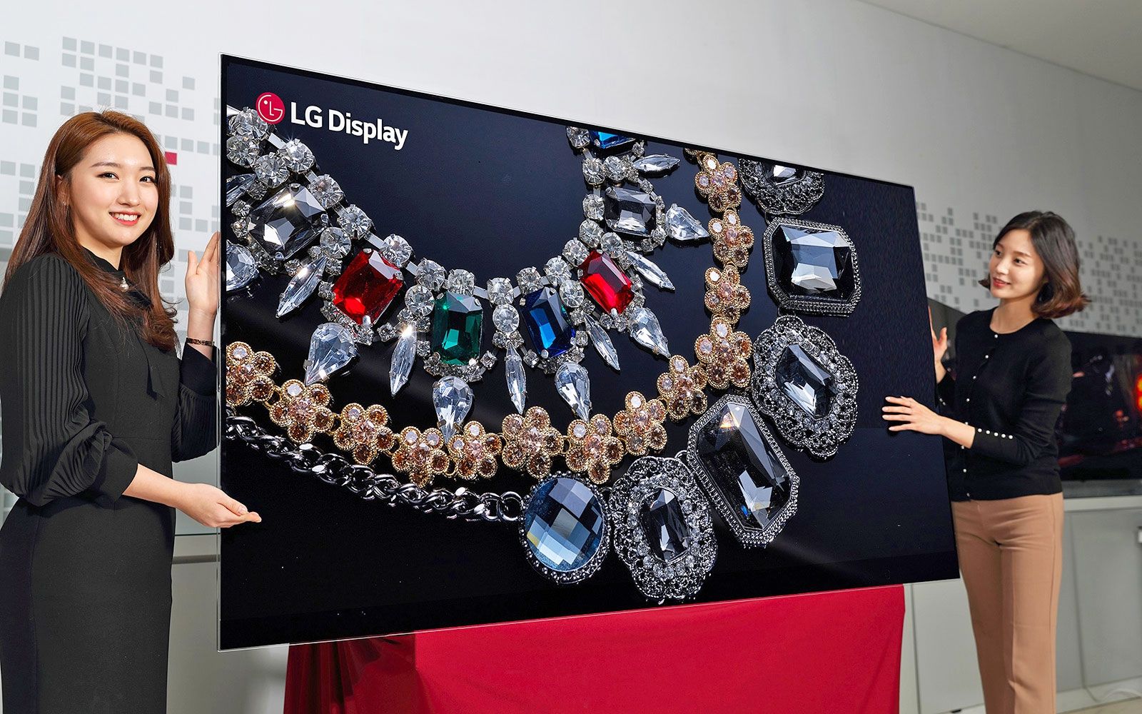 LG Display привезе на CES 2018 перший у світі 88-дюймовий  OLED 8K дисплей - фото 1