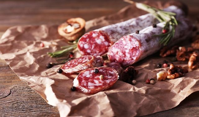 Ковбасні вироби визнані надзвичайно шкідливими - фото 224853