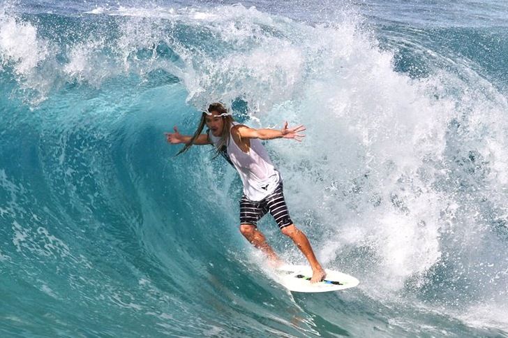 Підкорювач хвиль! Неймовірний трюк серфера став хітом мережі