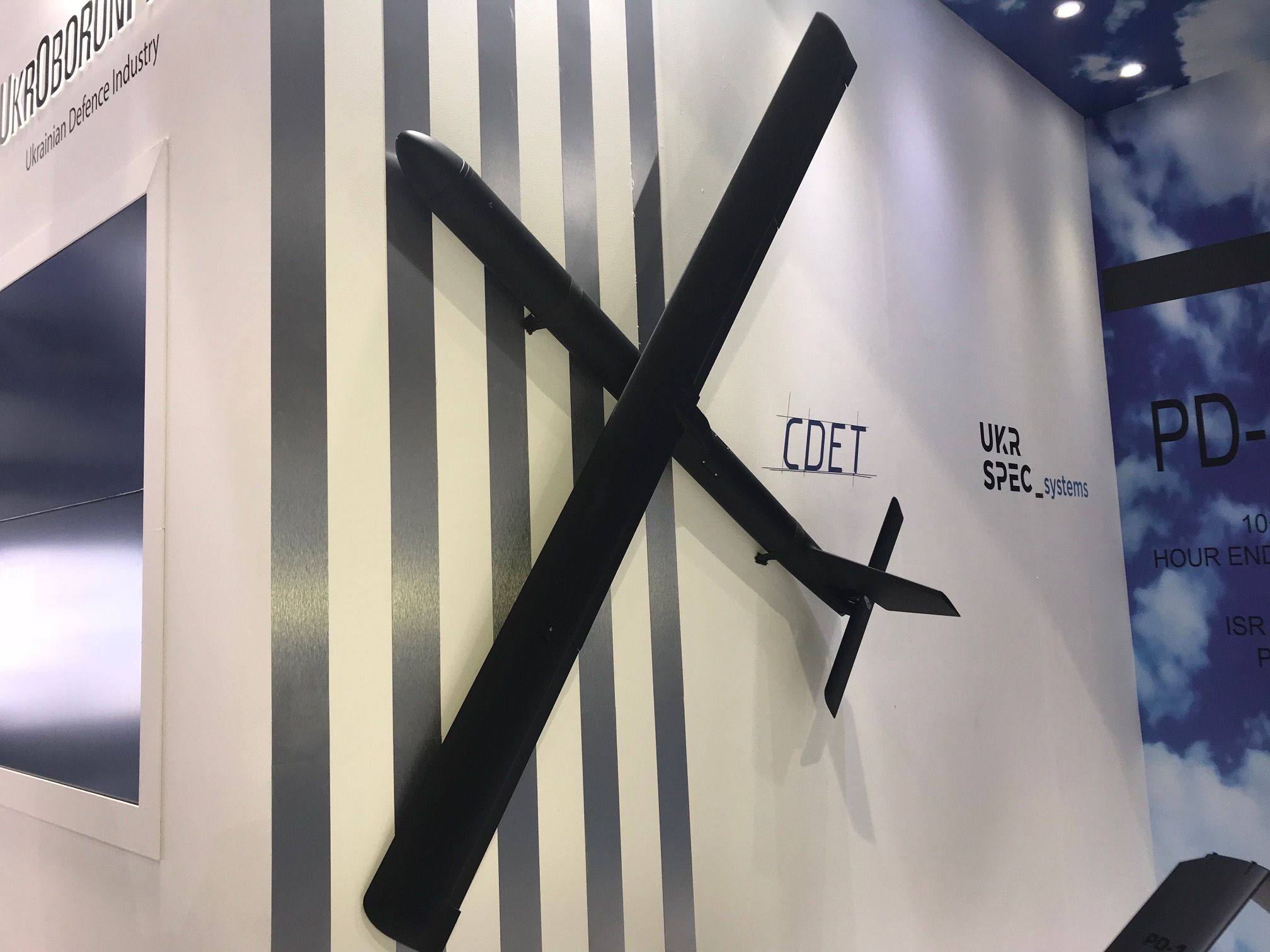 Україна на виставці в ОАЕ представила дрон-камікадзе - фото 1