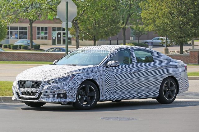 Nissan анонсував прем'єру унікального седана- фото 227733