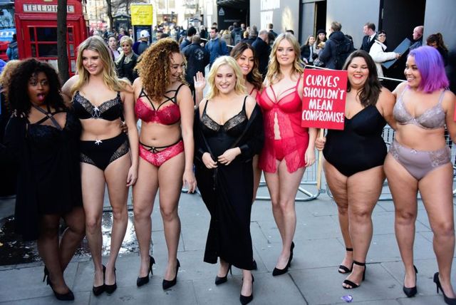 London Fashion Week: пишнотілі активістки оголилися на знак протесту - фото 228956