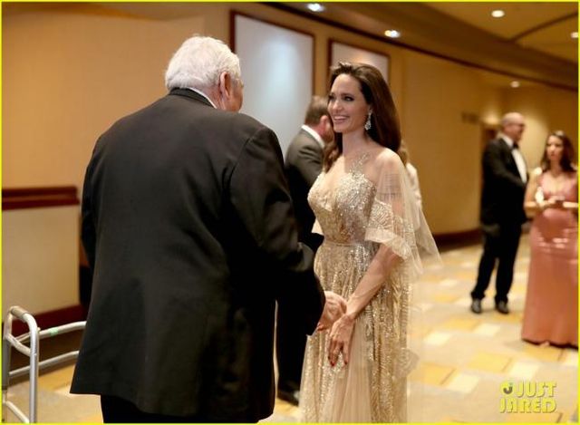 Анджеліна Джолі стала головною зіркою вечірки в Голлівуді- фото 228888