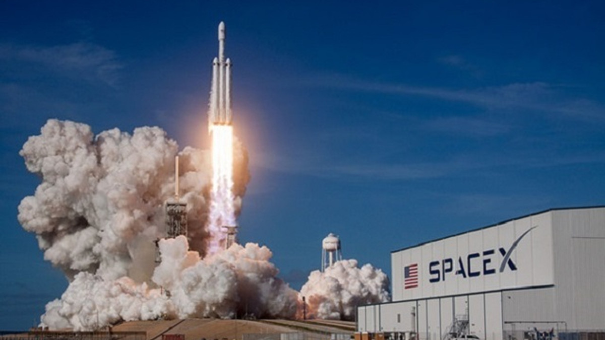 SpaceX відклала запуск іспанського супутника - фото 1