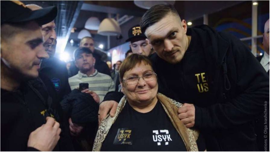 Мама Усика розплакалася після бою з Брієдісом