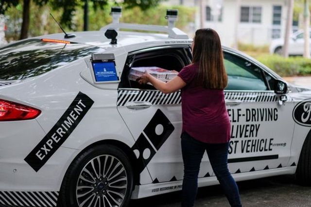 Безпілотні автомобілі Ford почали розвозити піцу в Маямі - фото 230687