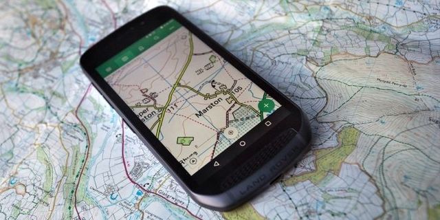 Jaguar Land Rover випустив власний смартфон - фото 229573