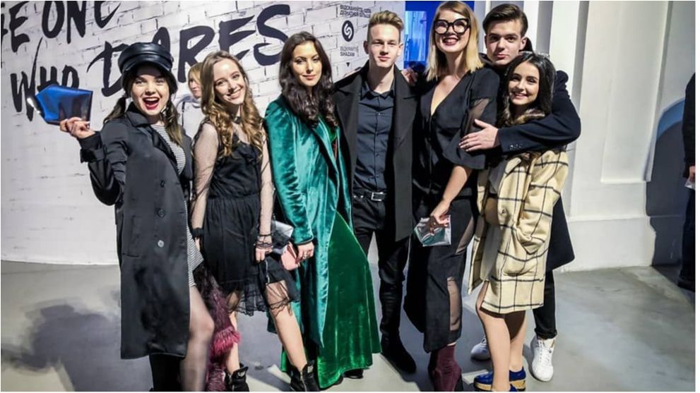 Акторка серіалу Школа здивувала фанів своїм образом: фотофакт