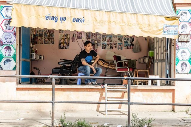 На охороні бороди та волосся: як виглядають вуличні барбери у Камбоджі - фото 227248