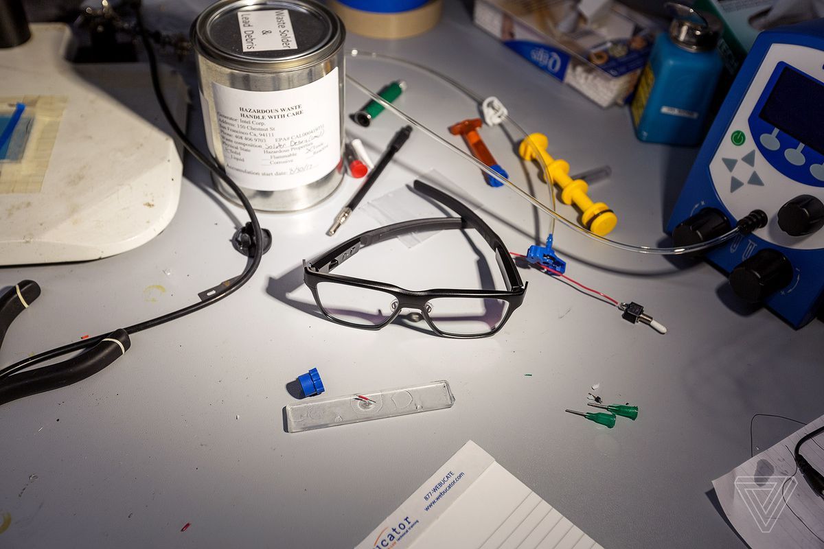 Intel показав "розумні" окуляри