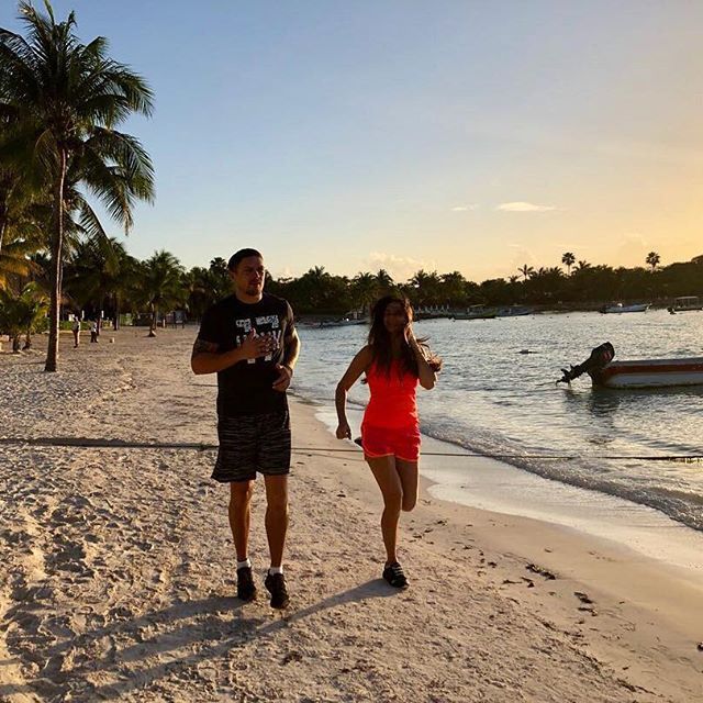 Як Усик з дружиною активно тренуються на відпочинку - фото 1