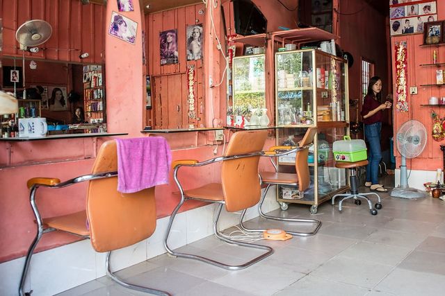 На охороні бороди та волосся: як виглядають вуличні барбери у Камбоджі - фото 227249