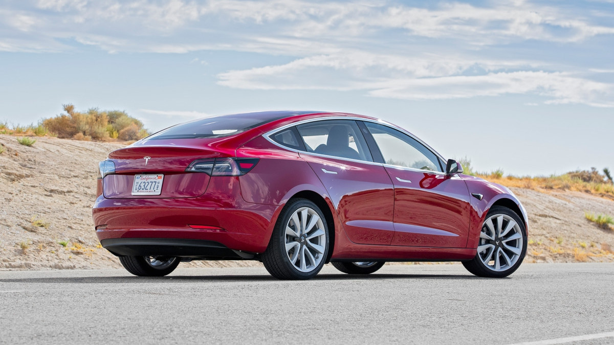 Tesla Model 3: власники скаржаться на якість збірки - фото 1