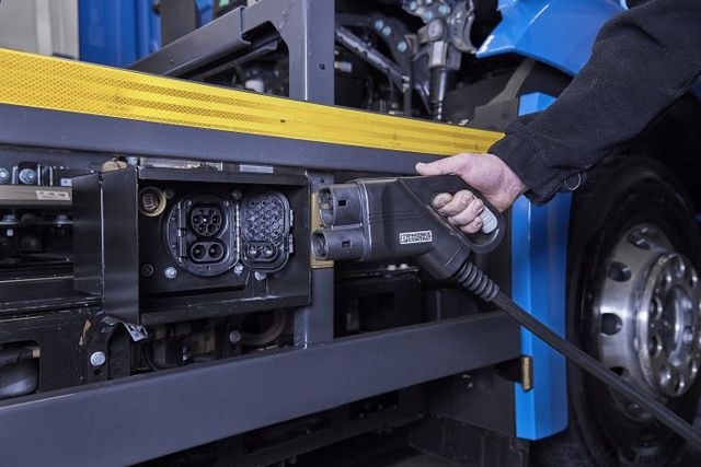 Електровантажівка eActros - фото 229852