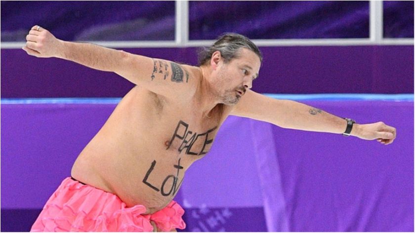 Олімпіада 2018: Напівоголений фанат вибіг на лід у балетній пачці