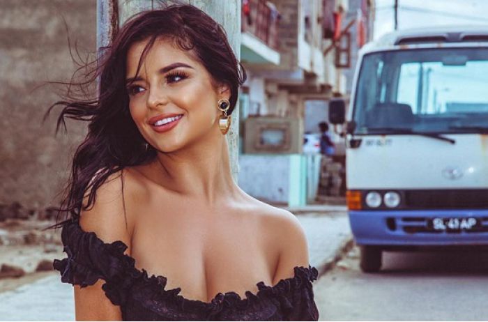 Британська модель оголила груди в іспанському стилі