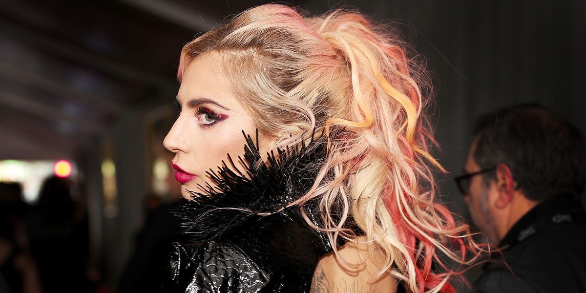 Lady Gaga показала своє неймовірне вбрання для Греммі