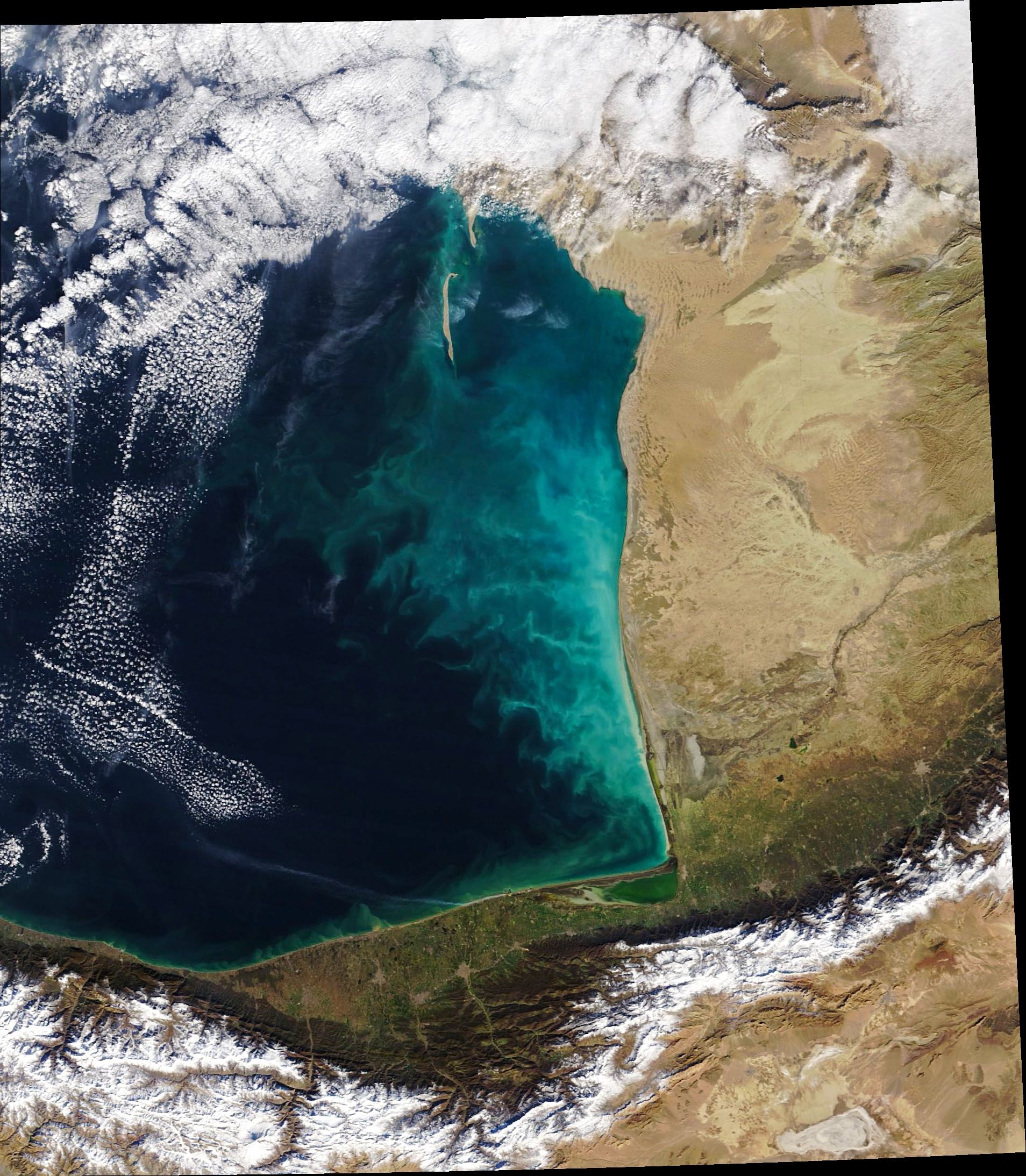 У NASA показали аномальний вихор у Каспійському морі - фото 1