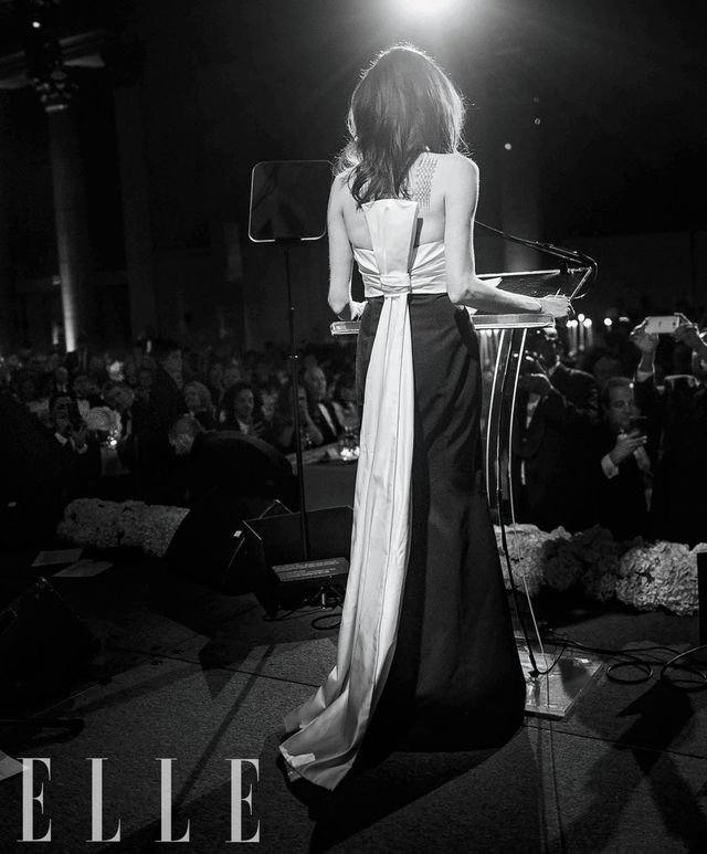 Анджеліна Джолі розповіла, чого вчить своїх донечок - фото 226635