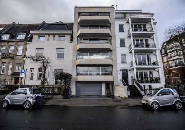 Німець купив два Smart, щоб сусіди не перекривали під'їзд до будинку - фото 225024