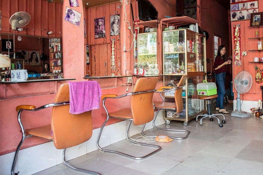 На охороні бороди та волосся: як виглядають вуличні барбери у Камбоджі