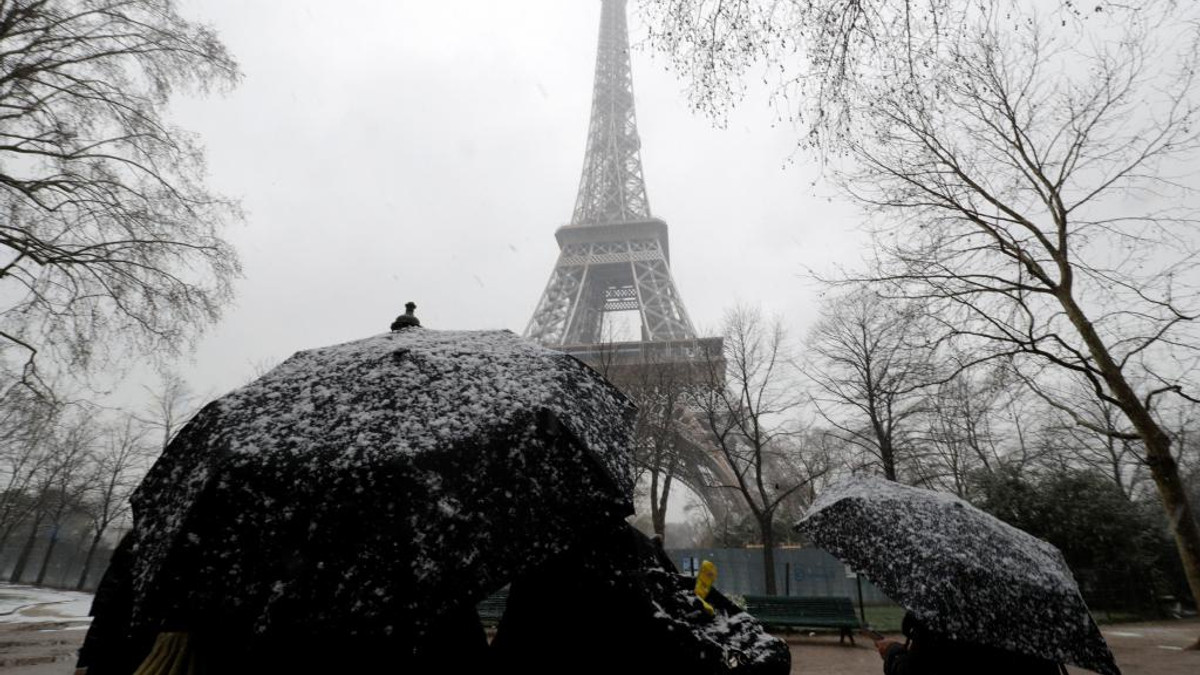 Францію засипало снігом: фоторепортаж - фото 1