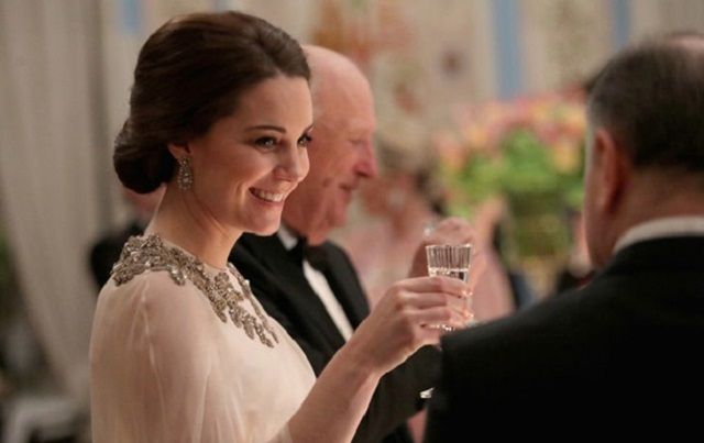 Кейт Міддлтон з'явилася у ексклюзивній сукні на королівському прийомі: фотофакт