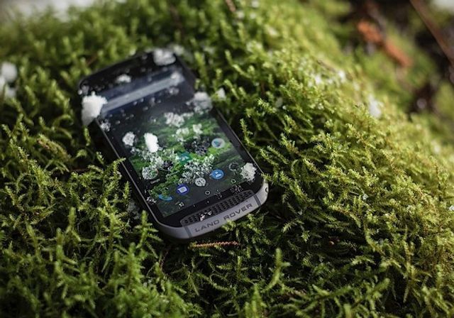 Jaguar Land Rover випустив власний смартфон - фото 229572