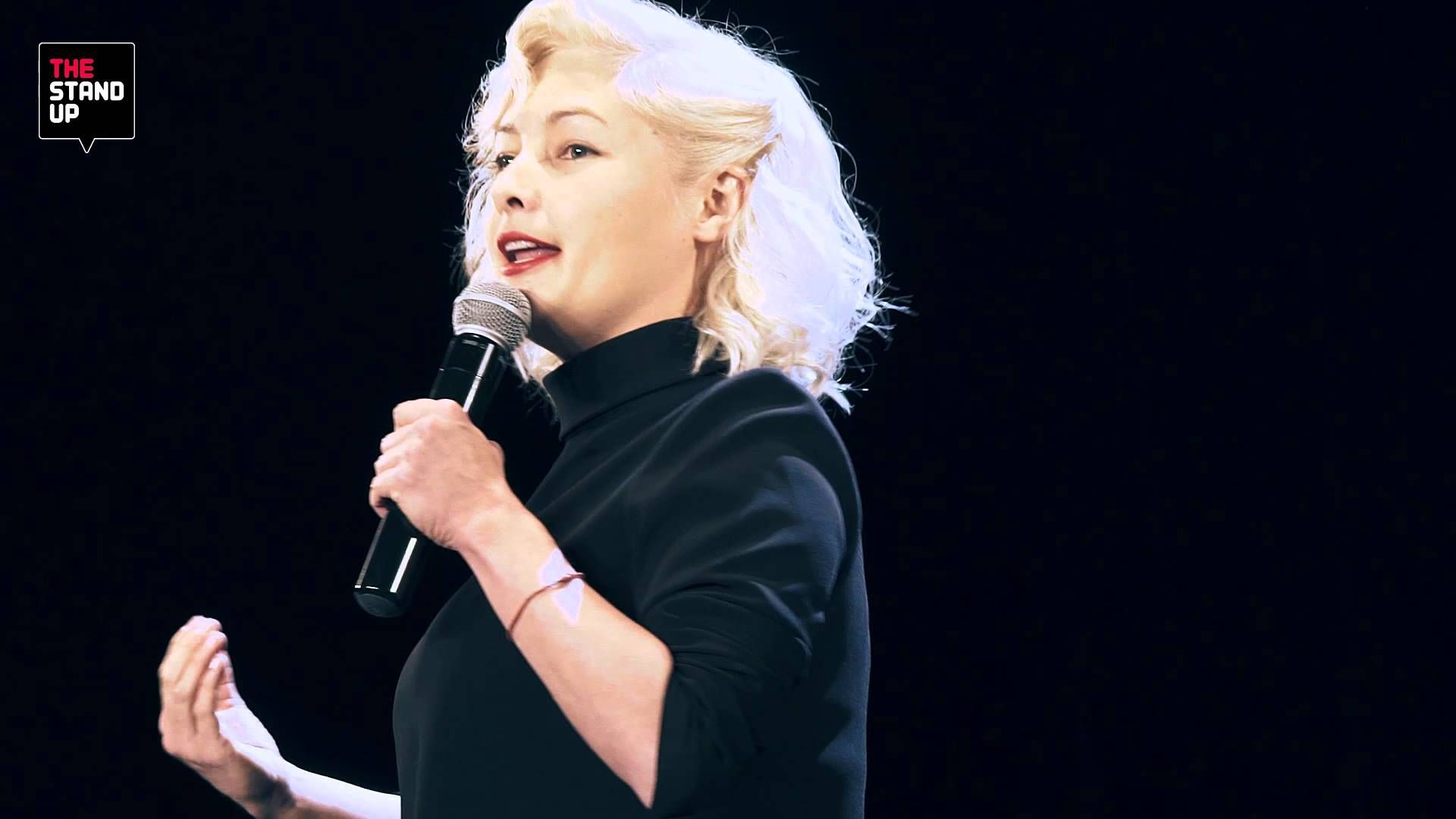 Популярна ведуча з'явилася на премії Viva 2018 з креативним цінником на сукні (18+)