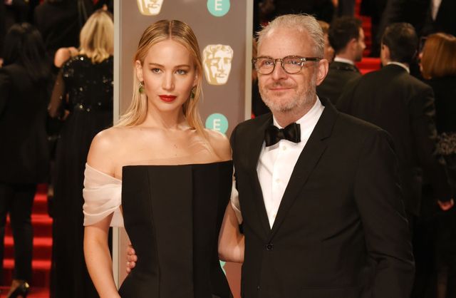 Дженіффер Лоуренс йде з кіно - фото 229098