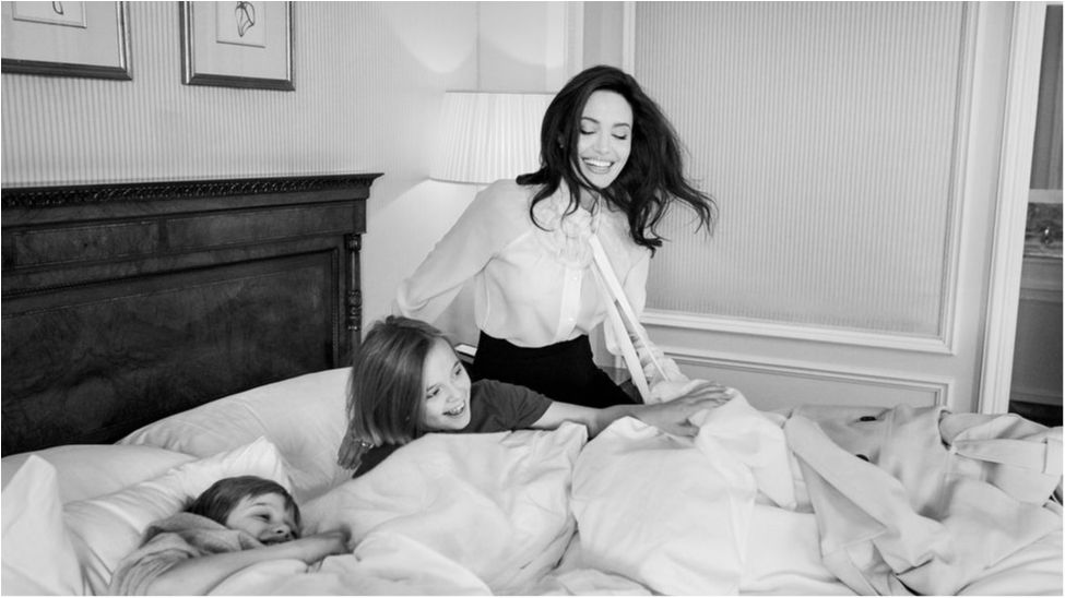 Анджеліна Джолі розповіла, чого вчить своїх донечок - фото 1