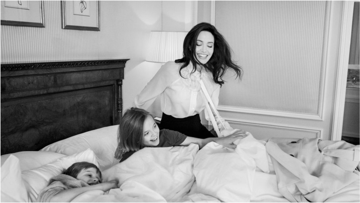 Анджеліна Джолі розповіла, чого вчить своїх донечок - фото 1