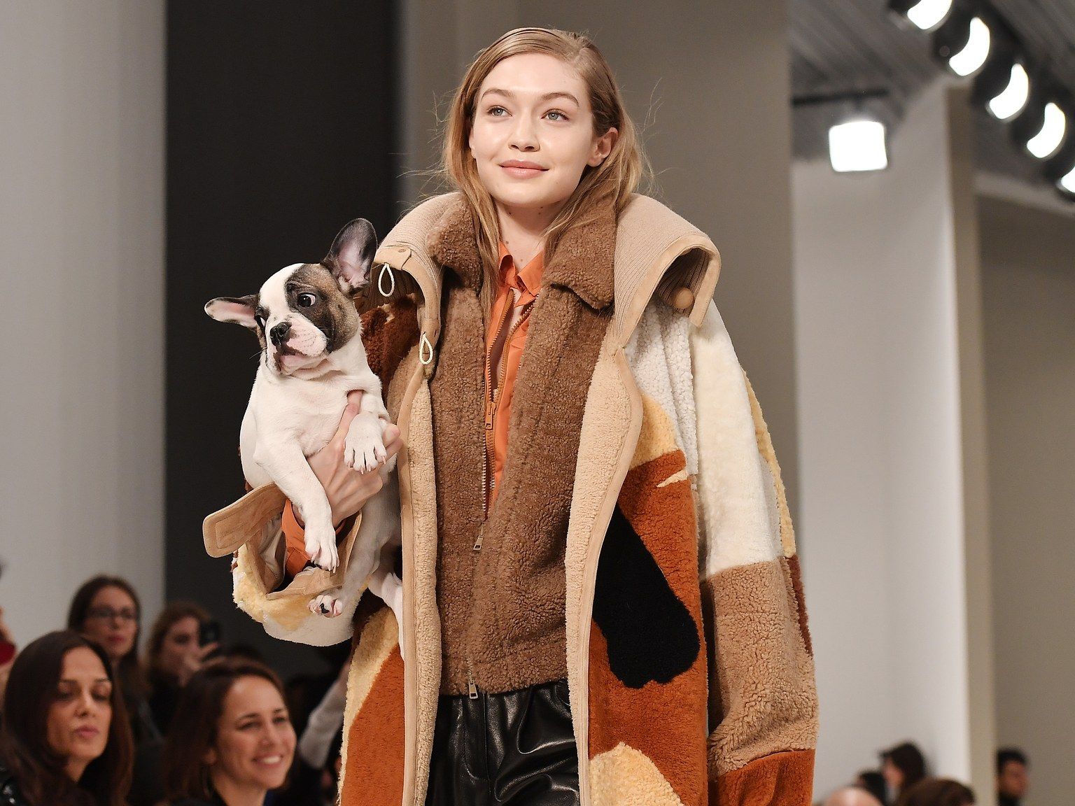 На показі Tod's моделі вийшли з цуценятами в руках