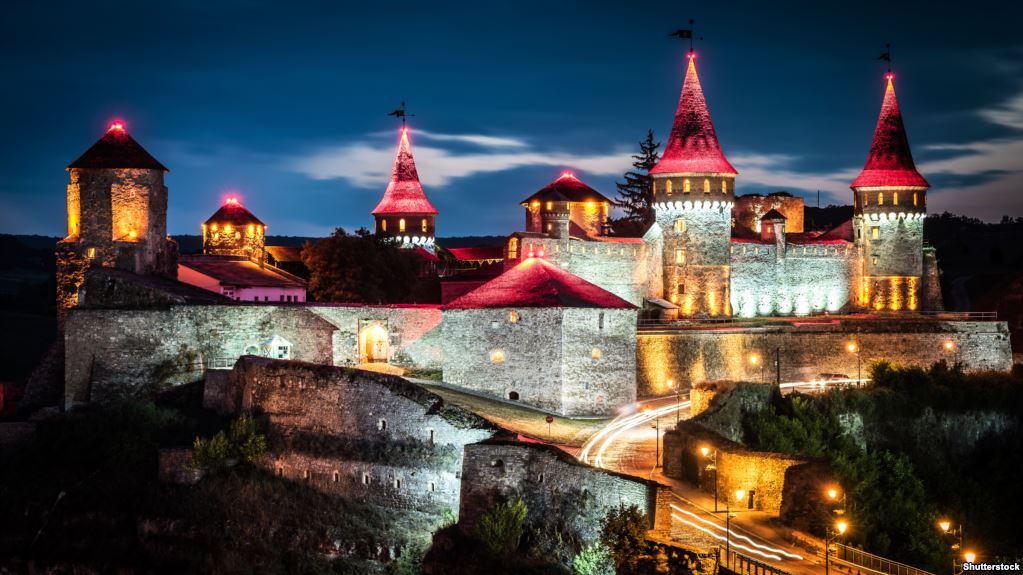 У Кам'янці-Подільському завалилася частина знаменитого замку: фотофакт