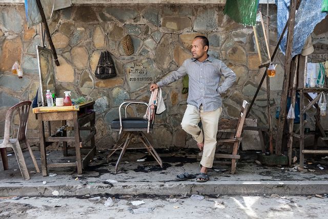 На охороні бороди та волосся: як виглядають вуличні барбери у Камбоджі - фото 227246