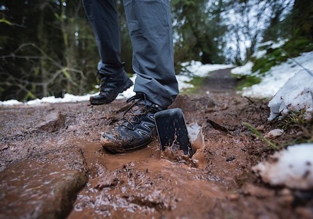 Jaguar Land Rover випустив власний смартфон - фото 229574