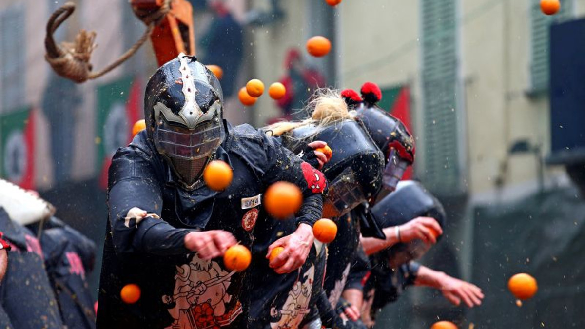 Як в Італії пройшла традиційна битва апельсинами: відеофакт - фото 1