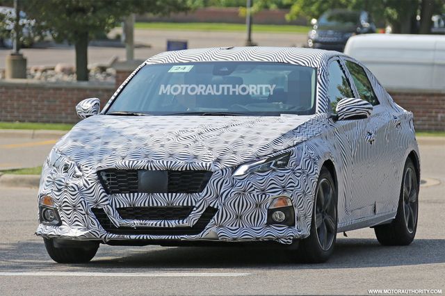 Nissan анонсував прем'єру унікального седана- фото 227734