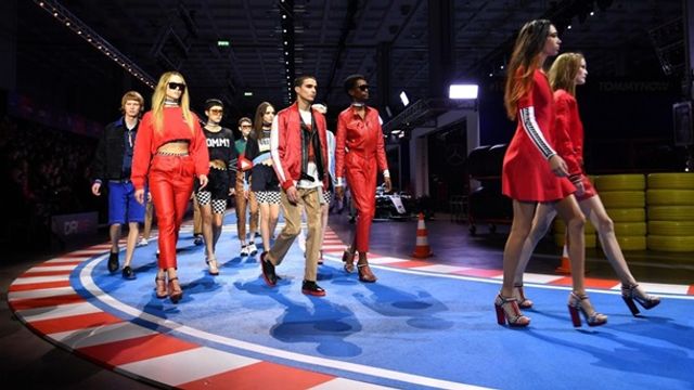 Модний бренд вивів на подіум 'грід-гьорлз' - фото 230239