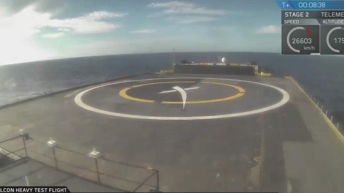 Прискорювач ракети Falcon Heavy мав приземлитися біля узбережжя Флориди - фото 1