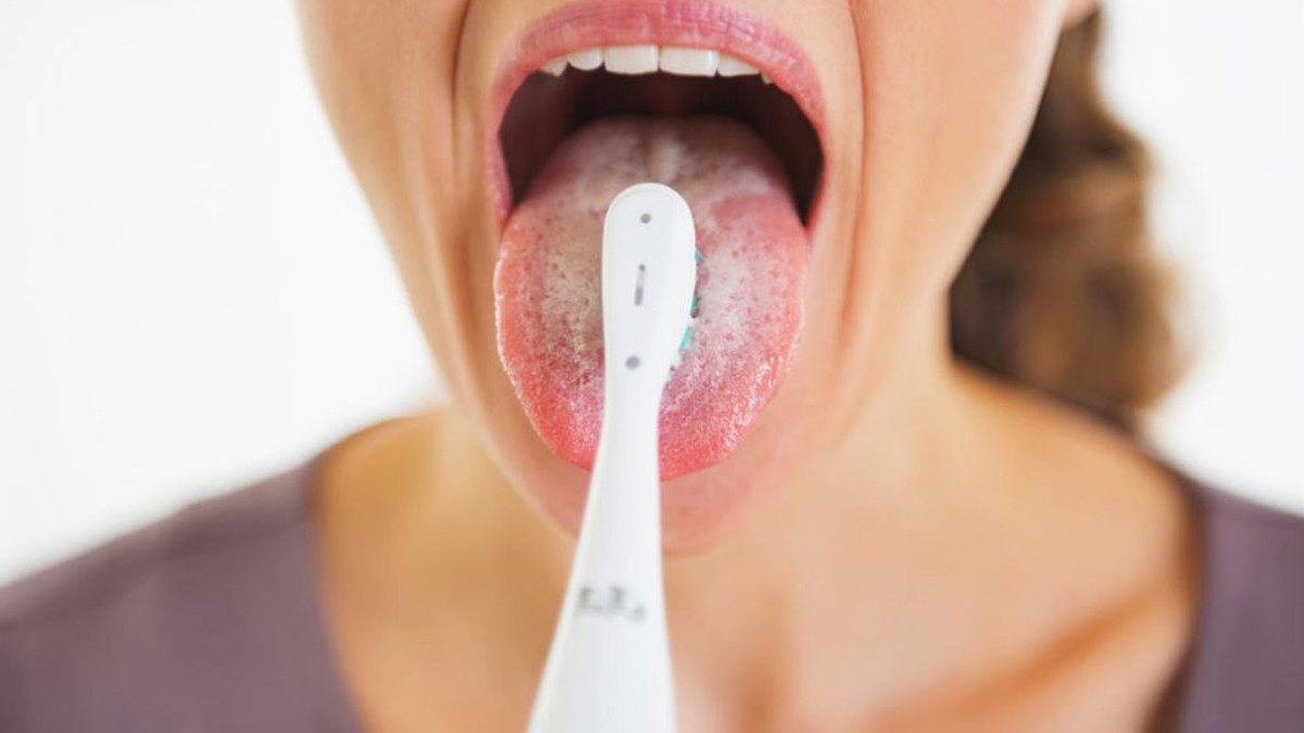Стоматологи пояснили, чому язик не потрібно чистити - фото 1