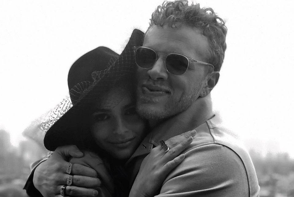 Емілі Ратажковскі показала свій весільний наряд та обручку