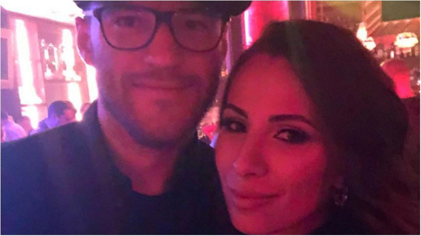 Андрій Ярмоленко ніжно цілує свою дружину на фото - фото 1