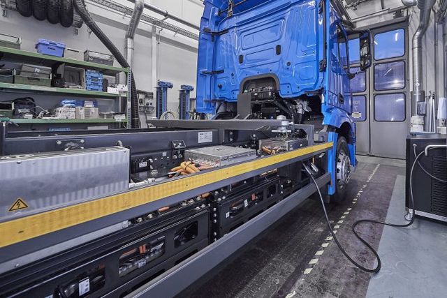 Електровантажівка eActros - фото 229851