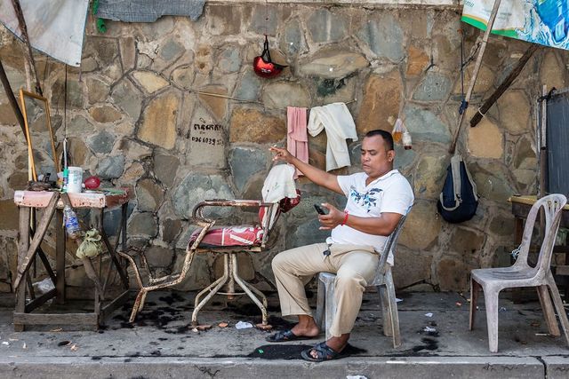 На охороні бороди та волосся: як виглядають вуличні барбери у Камбоджі - фото 227245