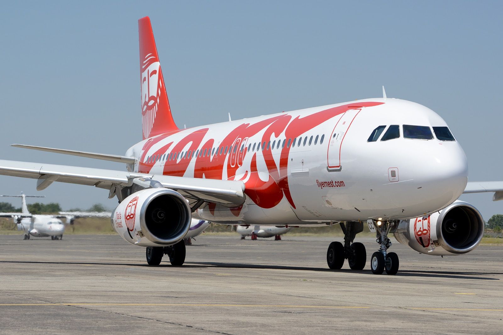 Популярний лоукостер анонсував три нові рейси з України