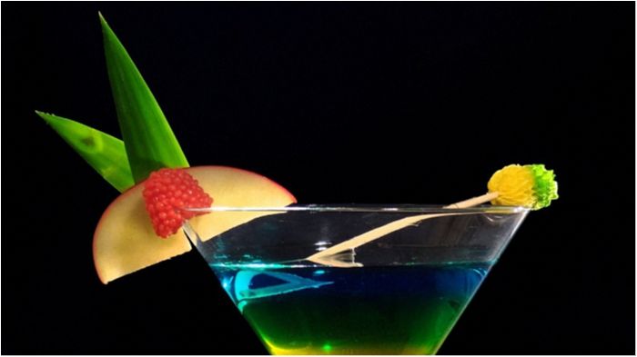 День бармена 2025: рецепти простих і популярних коктейлів